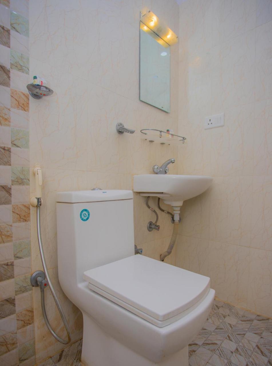 Oyo 255 White Zambala Hotel كاتماندو المظهر الخارجي الصورة